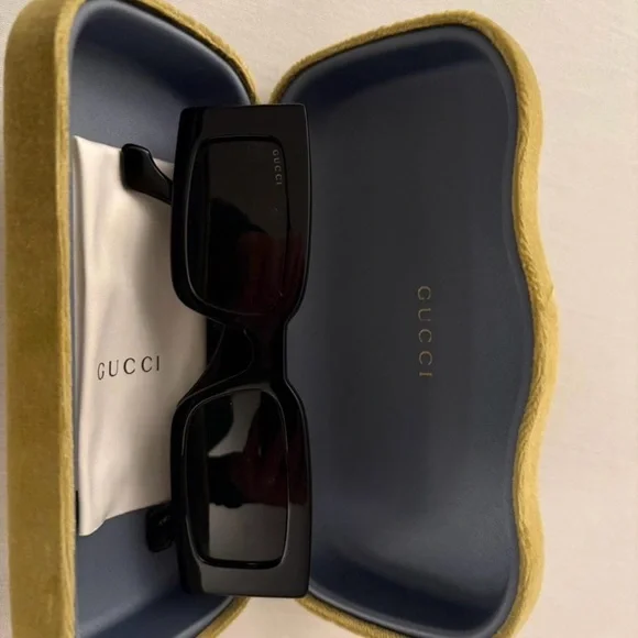 Gucci Black Sunglasses with Gold Logo - Picture 3 of 8
